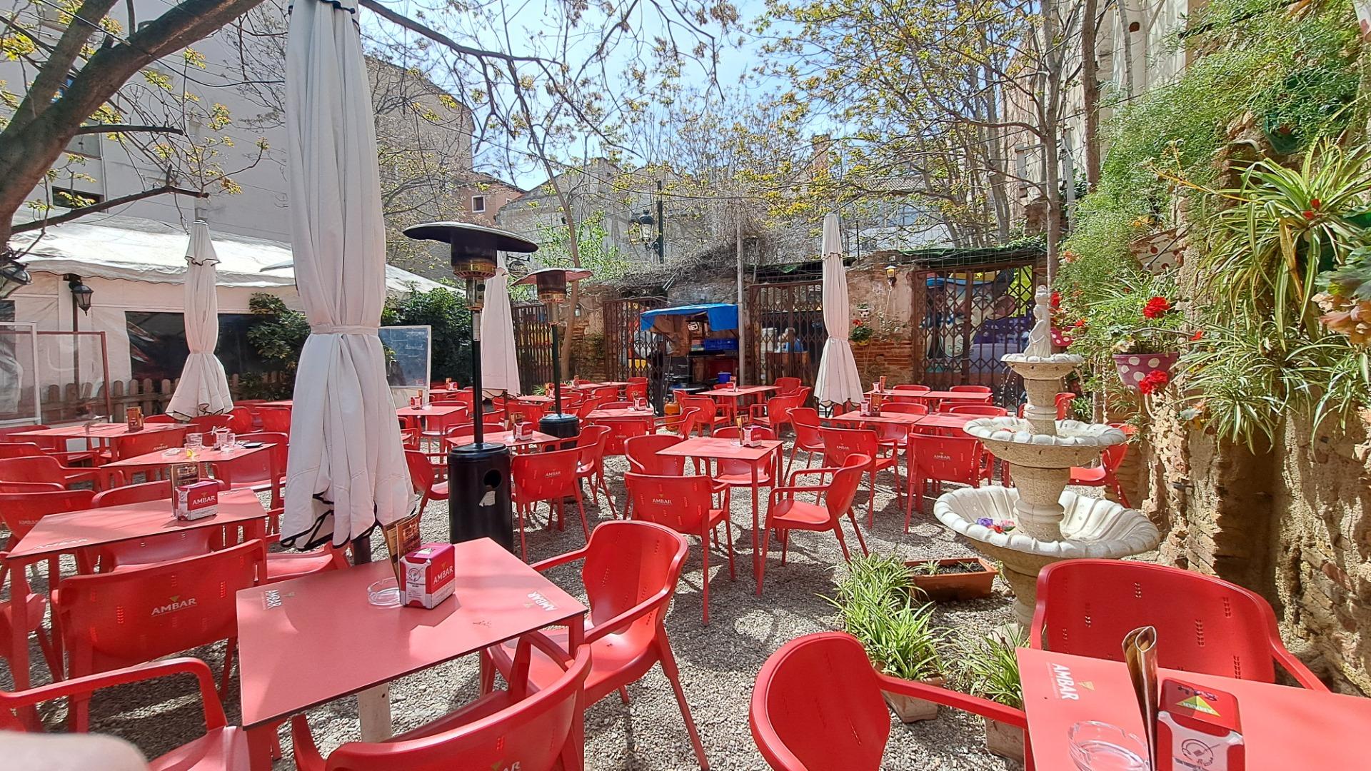 mesas y sillas en la terraza